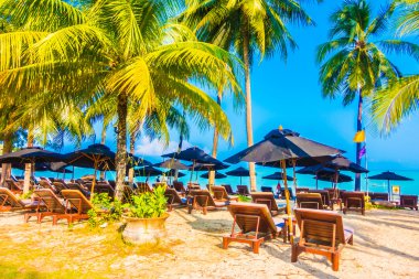 şemsiye ve güzel tropik sahil sandalye