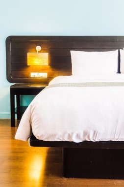 Yatakta güzel lüks beyaz yastıklar