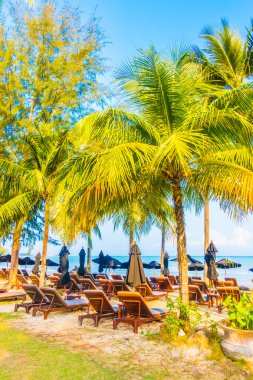 şemsiye ve güzel tropik sahil sandalye