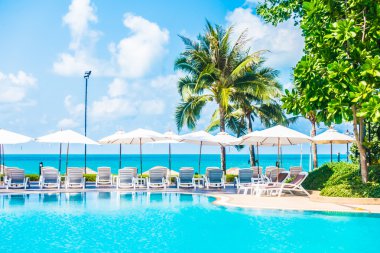 Güzel lüks şemsiyeleri ve sandalyeler otel