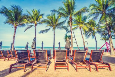 şemsiye ve güzel tropik sahil sandalye