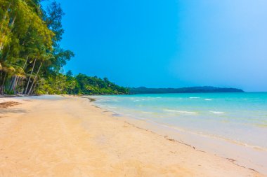 Güzel tropikal deniz ve kum plaj