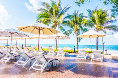 Güzel lüks şemsiyeleri ve sandalyeler otel