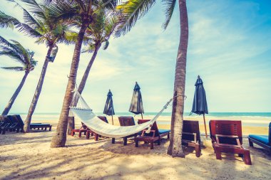 Tropik sahilde boş hamak