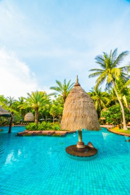 Otelde açık yüzme havuzu