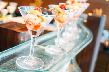 Cam açık büfe yemek, meyve