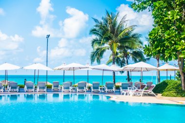 Güzel lüks şemsiyeleri ve sandalyeler otel