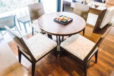 Boş masa ve sandalye