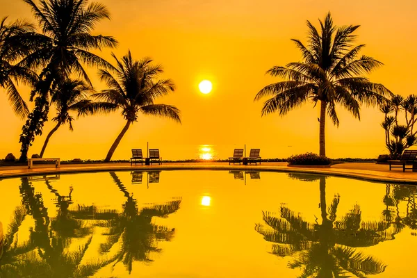 Sunrise with silhouettes of coconut palm trees — Stock Photo, Image