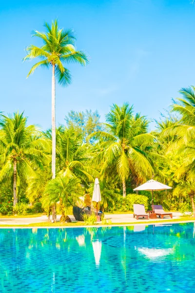 Piscina exterior de luxo — Fotografia de Stock