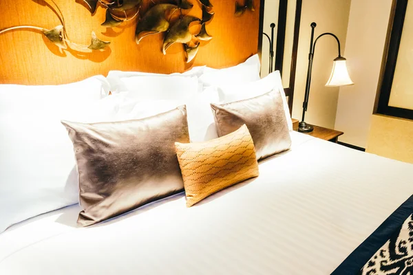 Роскошные комфортабельные подушки на кровати — стоковое фото