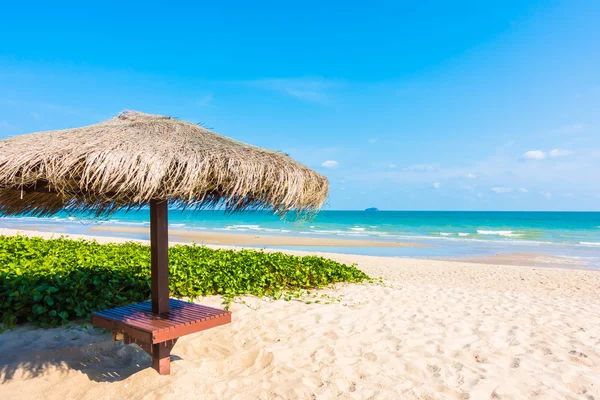 Schöner tropischer Strand und Meer — Stockfoto