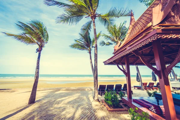 Guarda-chuvas e cadeiras na bela praia tropical — Fotografia de Stock