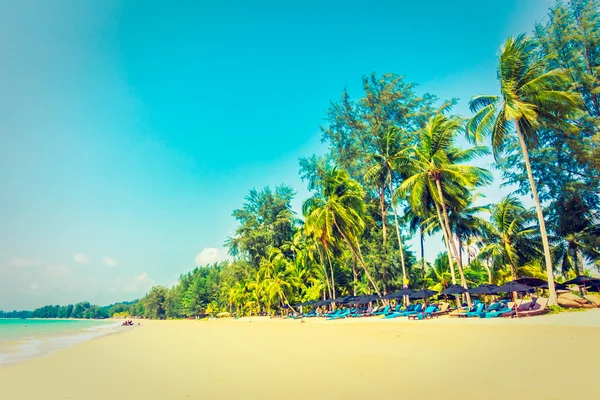 Belle plage tropicale et mer — Photo