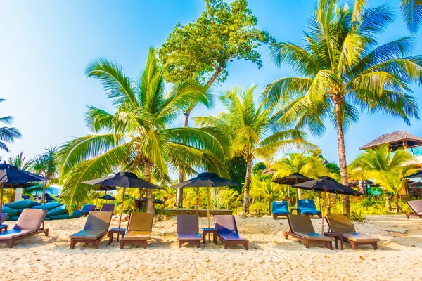 Parapluies et chaises longues sur la belle plage tropicale — Photo