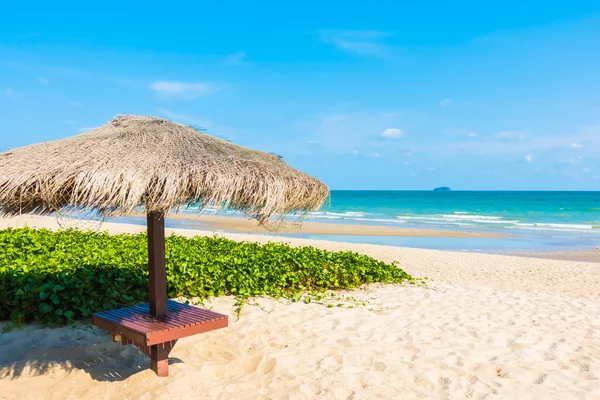 Schöner tropischer Strand und Meer — Stockfoto