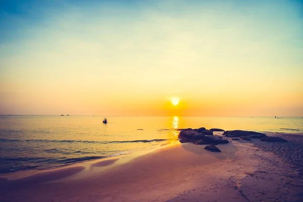 Salida del sol en la playa — Foto de Stock