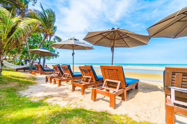 Schöner tropischer Strand und Meer — Stockfoto