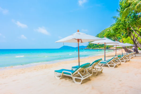 Beautiful tropical beach and sea — Stock Photo, Image