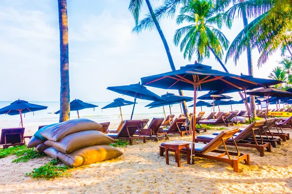 Парасольки та стільці на красивому тропічному пляжі — стокове фото