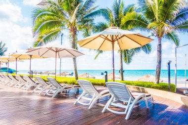 Güzel lüks şemsiyeleri ve sandalyeler otel