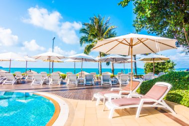 Güzel lüks şemsiyeleri ve sandalyeler otel