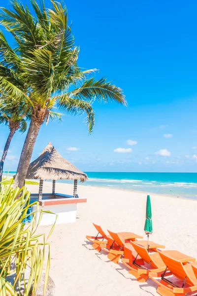 Mooi tropisch strand en zee — Stockfoto