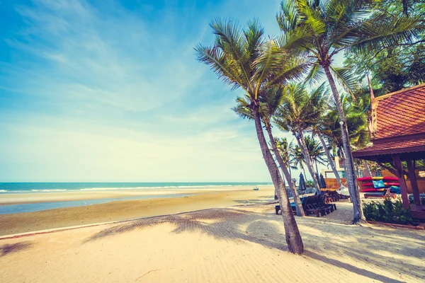 Ombrelloni e sedie sulla bellissima spiaggia tropicale — Foto Stock