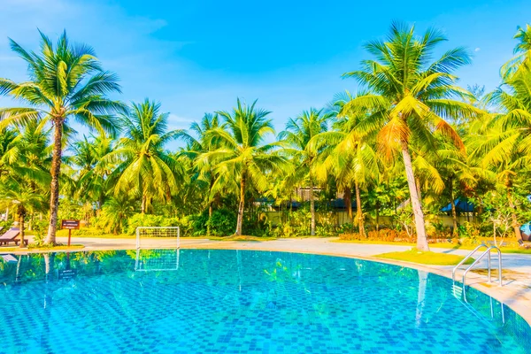 Piscina exterior —  Fotos de Stock