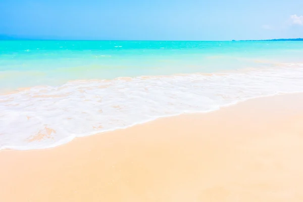 Hermoso mar tropical y playa — Foto de Stock