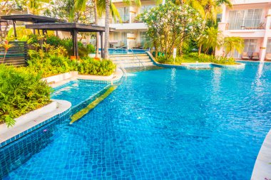 Boş şemsiyeleri ve sandalyeler