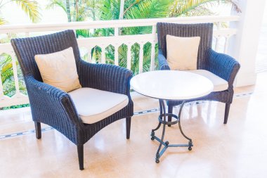 oturma odasında kanepede yastık