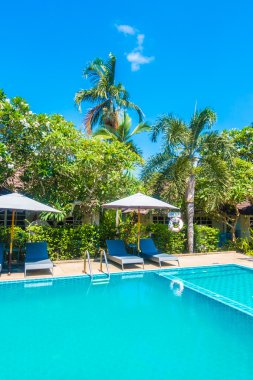 Güzel lüks şemsiyeleri ve sandalyeler otel