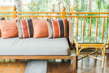 oturma odasında kanepede yastık