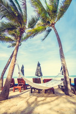 şemsiye ve güzel tropik sahil sandalye