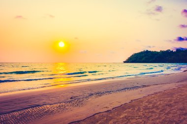 tropik sahilde güzel gün batımı