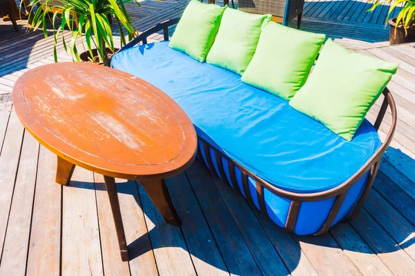 Outdoot patio con cuscini sul divano — Foto Stock