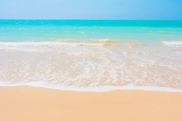 Hermosa playa tropical y el mar — Foto de Stock