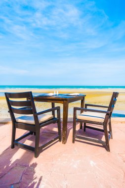 Boş sandalye ve masa