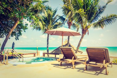 Güzel lüks şemsiyeleri ve sandalyeler otel