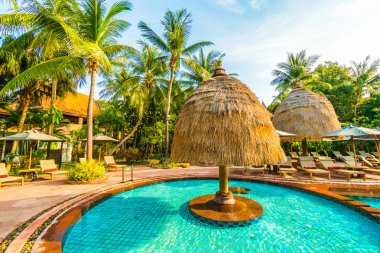 Otelde açık yüzme havuzu