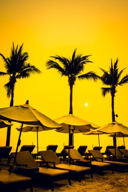 Lüks şemsiyeleri ve sandalyeler güzel Silhouettes