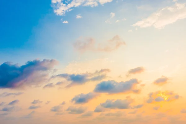 Puesta de sol con nubes en el cielo — Foto de Stock