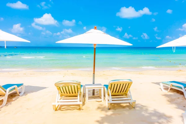 Schöner tropischer Strand und Meer — Stockfoto