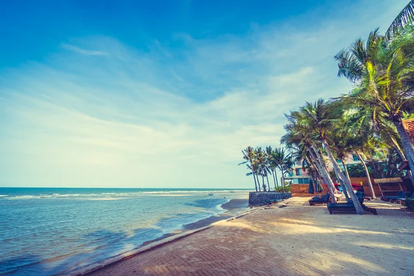 Ombrelloni e sedie sulla bellissima spiaggia tropicale — Foto Stock