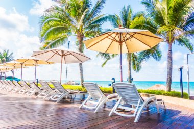 Güzel lüks şemsiyeleri ve sandalyeler otel