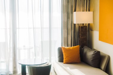 boş masa ve sandalyeler