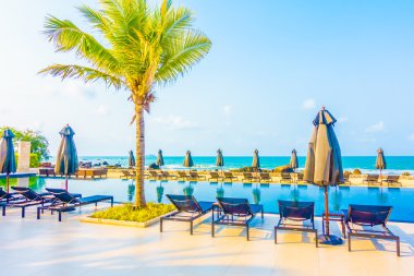 Güzel lüks şemsiyeleri ve sandalyeler