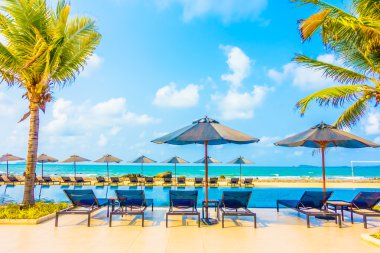 Güzel lüks şemsiyeleri ve sandalyeler