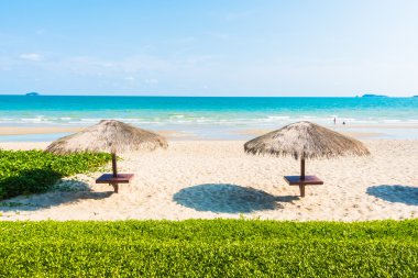 Güzel tropikal plaj şemsiye